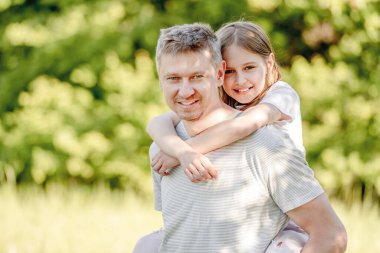 Mutlu baba küçük kızı sarılma gülümseyen holding