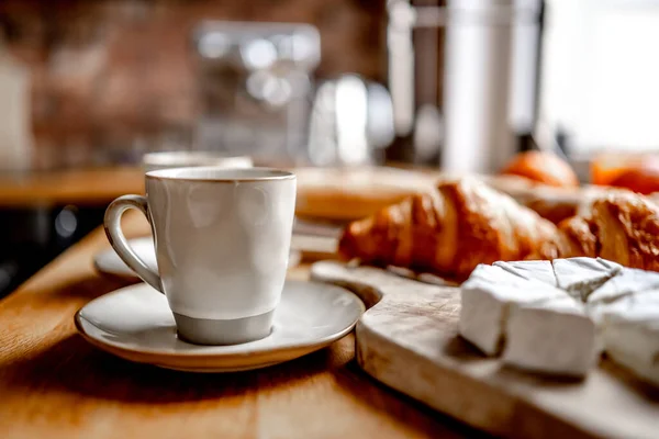 Cappuccino Šálek Kávy Croissanty Sýr Snídani Kuchyňského Stolu Francouzské Ranní — Stock fotografie