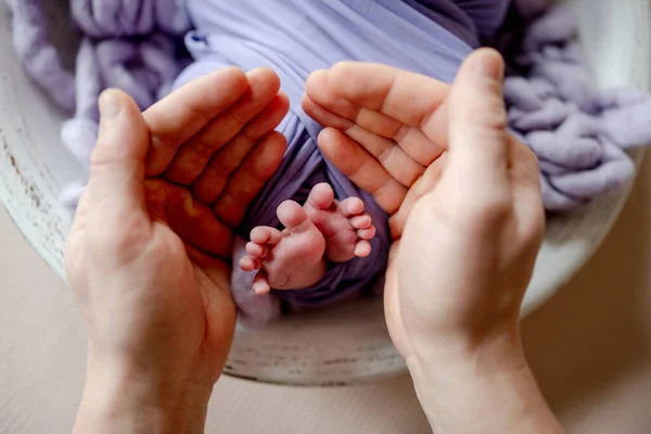 Barefoot Newborn Baby Tiny Feet Father Hands Closeup Tender Infant — Fotografia de Stock