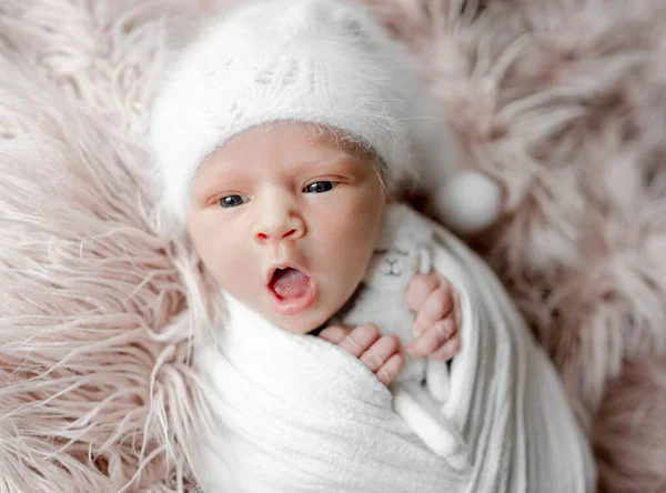 Newborn Baby Girl Mouth Open Wearing Knitted Hat Holding Sweet — 스톡 사진