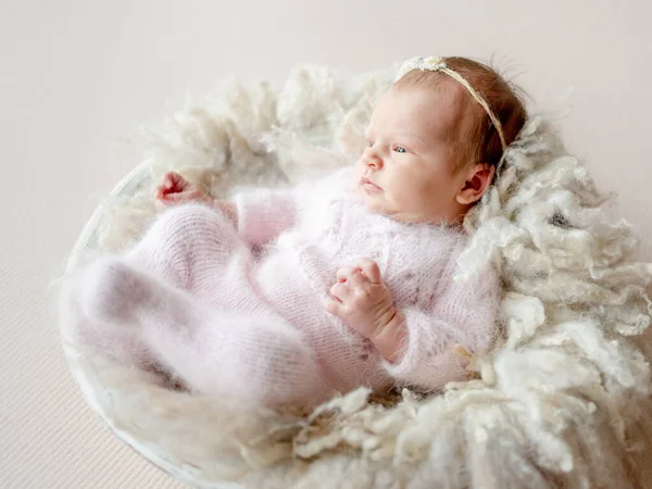 花輪を着た新生児の少女が毛皮の上に横たわっていた ニットの衣装スタジオの肖像画の幼児の子供 — ストック写真