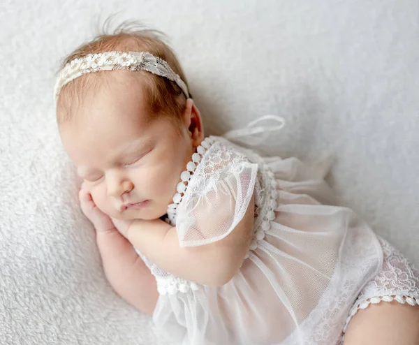 Menina Recém Nascida Vestindo Grinalda Vestido Macio Dormindo Segurando Mãos — Fotografia de Stock