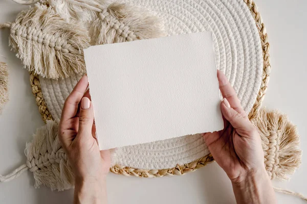 Ragazza Mani Possesso Carta Acquerello Cartolina Bianco Sfondo Decorazione Boho — Foto Stock