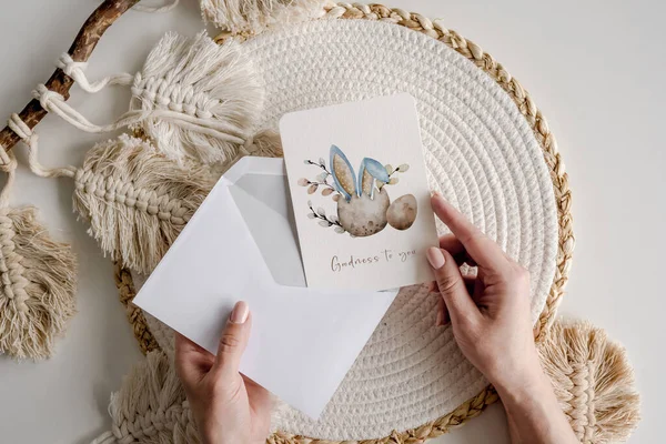 Mani Della Ragazza Mettono Cartolina Carta Acquerello Con Uovo Pasqua — Foto Stock