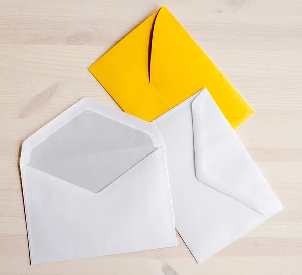 白色和黄色的信件和信件信封放在木制桌子上 空白纸投递 并附有副本空间 — 图库照片