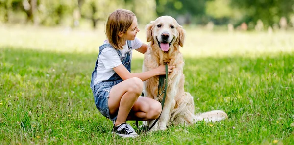 Preteen Girl Petting Golden Retriever Dog Street Anak Perempuan Dengan — Stok Foto