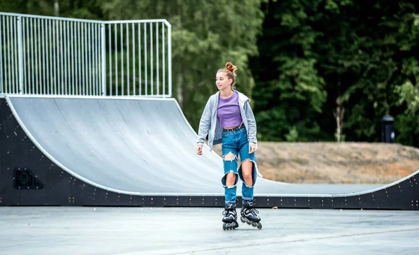 Beautiful Girl Roller Skater Riding City Park Ramp Pretty Female — Stockfoto