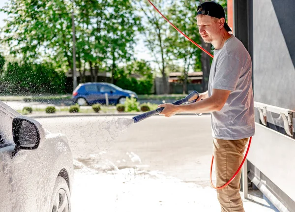 Muž Myjící Auto Samoobslužné Myčce Pěnou — Stock fotografie