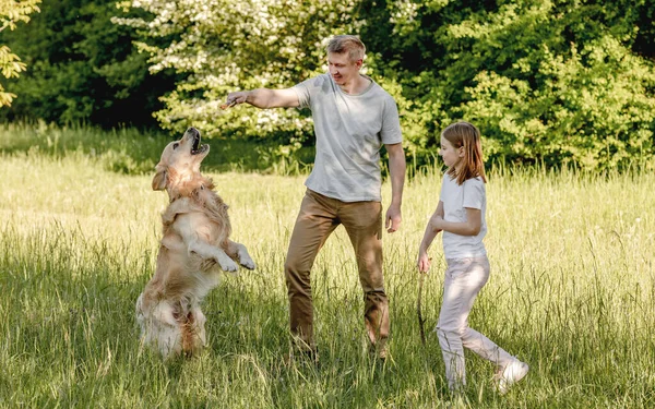 Μπαμπάς Και Κόρη Του Παίζουν Τον Σκύλο Γκόλντεν Ριτρίβερ — Φωτογραφία Αρχείου