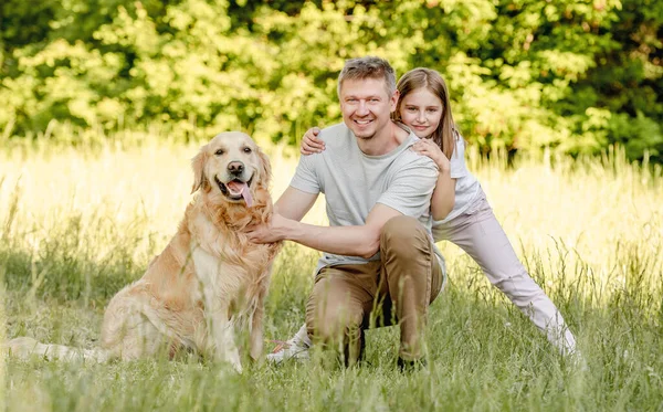 Dad His Daugter Play Golden Retriver Dog — 스톡 사진