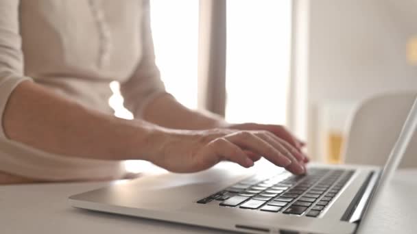 Dziewczyna Pracująca Zdalnie Laptopem Domu Wpisująca Klawiaturę Kobiece Ręce Portative — Wideo stockowe
