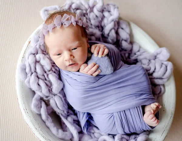 Novorozená Holčička Zabalená Fialové Látce Ležící Umyvadle Ohlížející Rozkošné Dítě — Stock fotografie