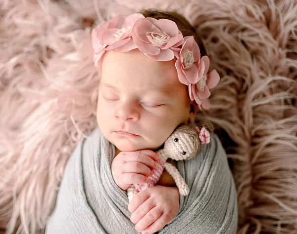 Noworodka Dziewczynka Śpi Trzymając Dzianiny Lalka Księżniczka Zabawka Noszenie Wieniec — Zdjęcie stockowe