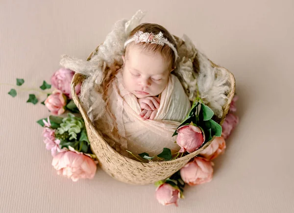 Nowonarodzona Dziewczynka Nosi Wieniec Śpiący Koszyku Dekoracją Kwiatami Piwonii Słodkie — Zdjęcie stockowe