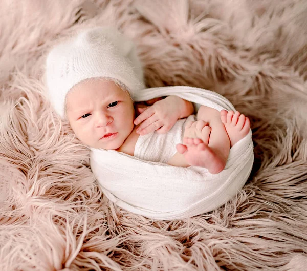 Yeni Doğmuş Beyaz Örgü Şapkalı Kız Uyandıktan Sonra Kameraya Bakıyor — Stok fotoğraf