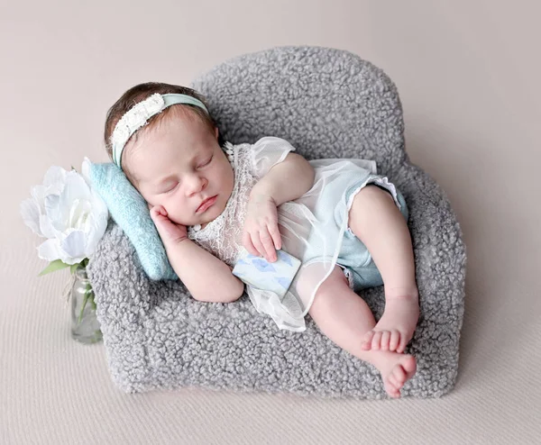 Yeni Doğmuş Bebek Elbise Giyip Çiçek Desenli Minicik Bir Kanepede — Stok fotoğraf