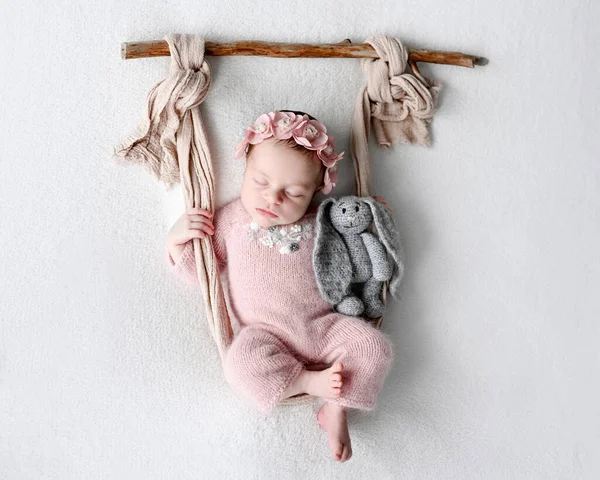 Yeni Doğmuş Bebek Elinde Salıncak Süslemesinde Örülmüş Tavşan Oyuncağı Tutarak — Stok fotoğraf
