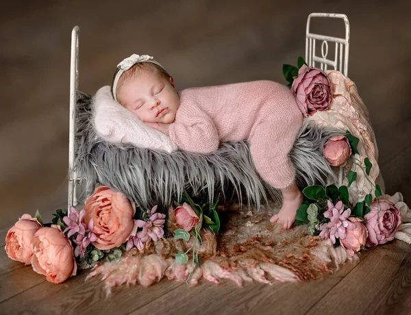 Νεογνό Κοριτσάκι Κοιμάται Μικροσκοπικό Κρεβάτι Παιώνια Διακόσμηση Λουλουδιών Χαριτωμένο Βρέφος — Φωτογραφία Αρχείου