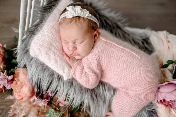 Noworodka Dziewczynka Śpi Małym Łóżku Piwonii Dekoracji Kwiatów Słodkie Niemowlę — Zdjęcie stockowe