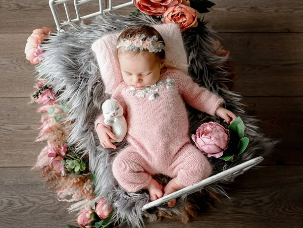 刚出生的女婴睡在有牡丹花装饰的小床上 可爱的幼儿午睡花泉肖像 — 图库照片
