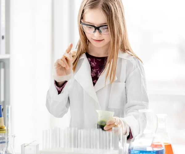 Chica Inteligente Haciendo Experimento Química Científica Usando Gafas Protección Sosteniendo — Foto de Stock