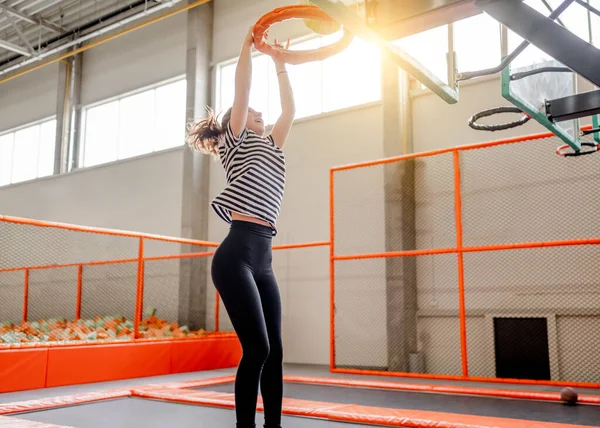 Όμορφο Κορίτσι Στο Πάρκο Τραμπολίνο Πηδάει Και Κρατάει Καλάθι Μπάσκετ — Φωτογραφία Αρχείου