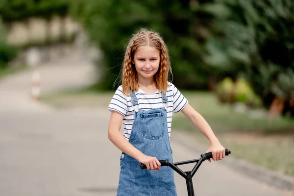 Little Girl Riding Kick Scooter Street Home — Stockfoto