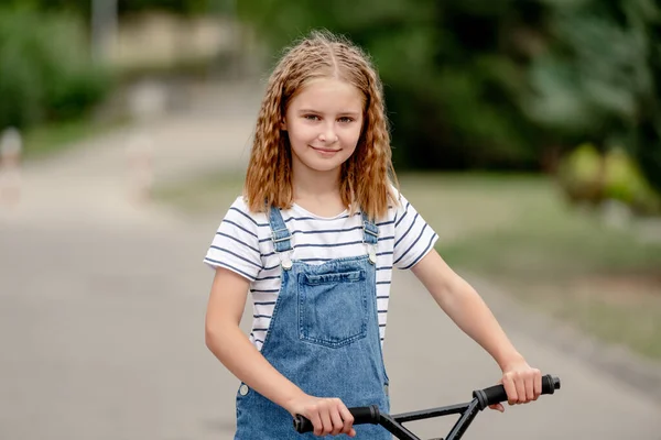 Kleines Mädchen Fährt Mit Tretroller Auf Einer Straße Der Nähe — Stockfoto
