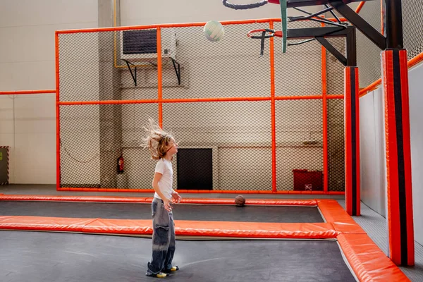 Досить Маленька Дівчинка Батуті Парку Поклала Баскетбольний Баскетбол Щаслива Дев — стокове фото