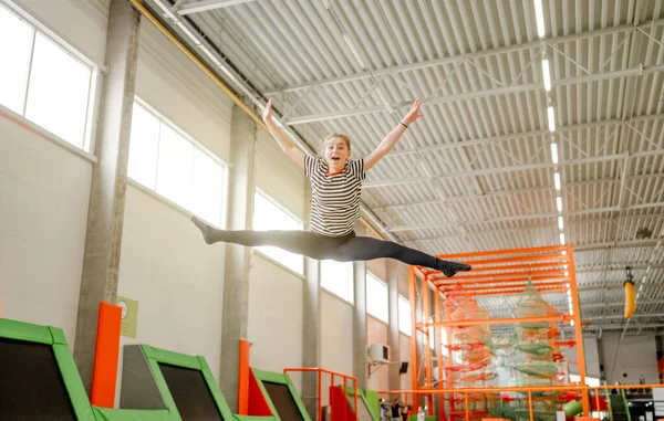 Красивая Девушка Батуте Прыгает Делает Позу Воздухе Счастливый Подросток Наслаждается — стоковое фото