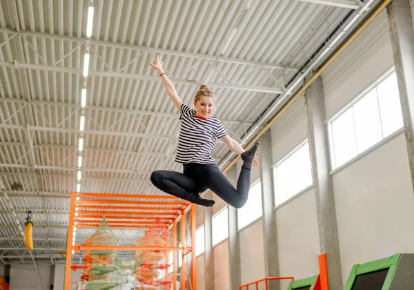 Όμορφο Κορίτσι Στο Τραμπολίνο Πάρκο Πηδάει Και Κάνει Split Pose — Φωτογραφία Αρχείου