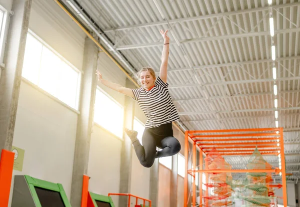 Hezká Dívka Trampolíně Parku Skákání Dělat Split Pózovat Vzduchu Šťastný — Stock fotografie