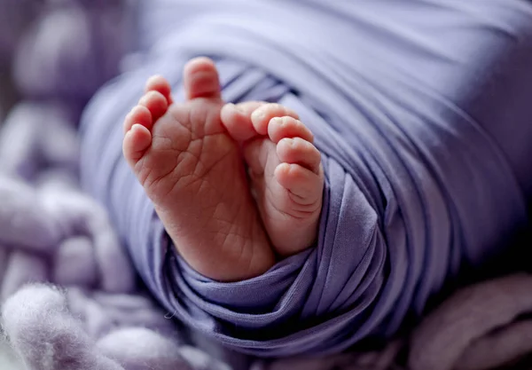 赤脚新生儿小脚特写 在父母的保护和照顾下 柔嫩的幼儿腿 — 图库照片