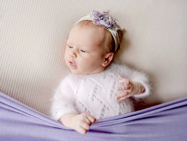 Новорожденная Девочка Цветочном Венке Вязаном Свитере Лежит Оглядывается Назад Открытым — стоковое фото