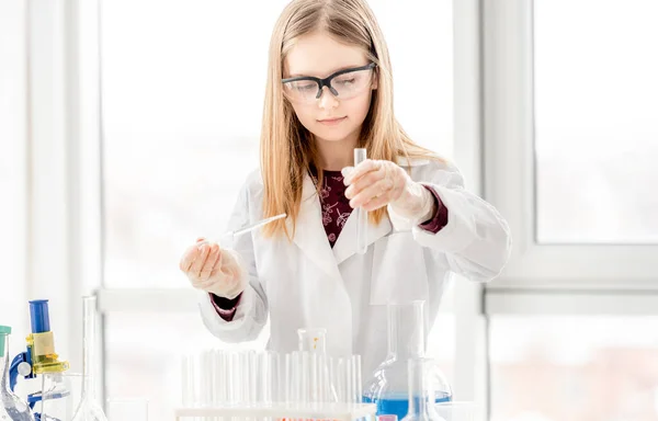 Chica Inteligente Durante Experimento Química Científica Con Gafas Protección Celebración — Foto de Stock