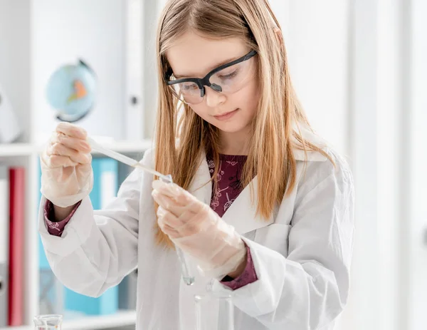 科学化学実験中のスマートガールは 保護メガネを着用し チューブを保持し 材料を測定します 学校の授業で化学機器を持つ女子高生 — ストック写真