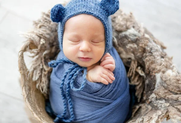 Yeni Doğmuş Erkek Bebek Mavi Kumaşla Kundaklanmış Sepetin Içinde Şapka — Stok fotoğraf