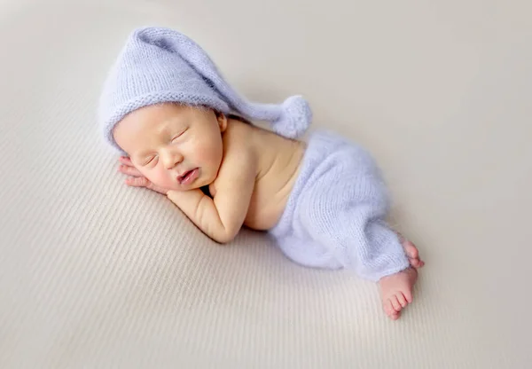 Newborn Baby Boy Bunny Toy Sleeping Wearing Knitted Pants Hat — Zdjęcie stockowe