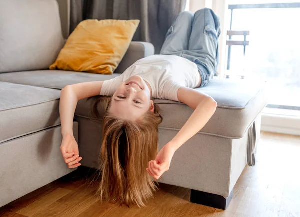 Menina Adolescente Deitada Sofá Com Cabeça Para Baixo Posando Olhando — Fotografia de Stock