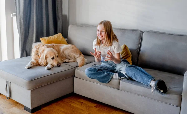 Menina Adolescente Com Cão Retriever Dourado Assistindo Com Emoções Casa — Fotografia de Stock