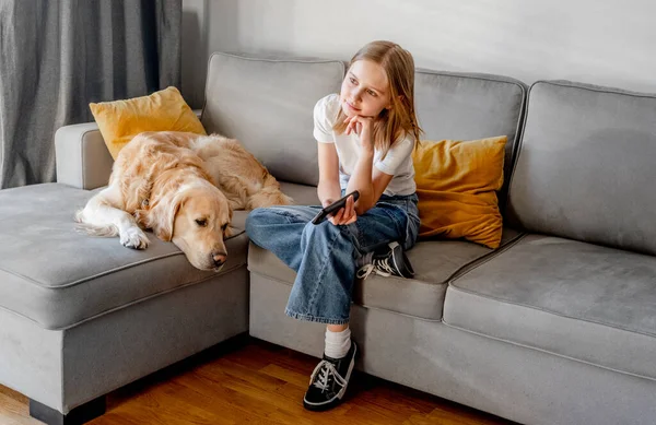Preteen Girl Golden Retriever Dog Holding Remote Control Sitting Sofa — Stock Fotó