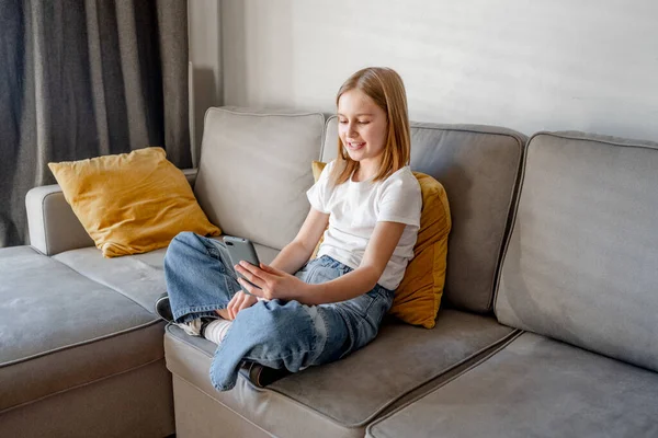 Menina Adolescente Com Smartphone Sentado Sofá Casa Criança Bonita Com — Fotografia de Stock
