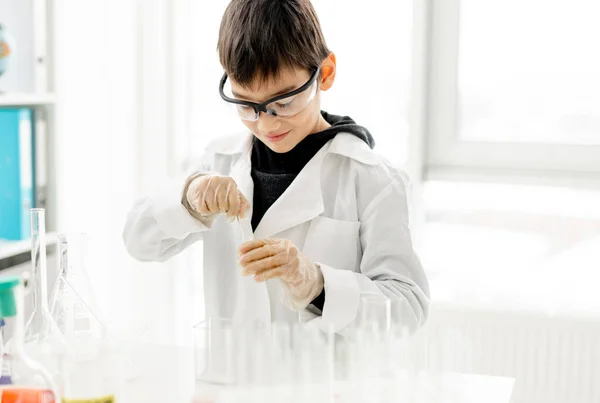 Chico Escuela Usando Anteojos Protección Haciendo Experimentos Química Clase Ciencias — Foto de Stock