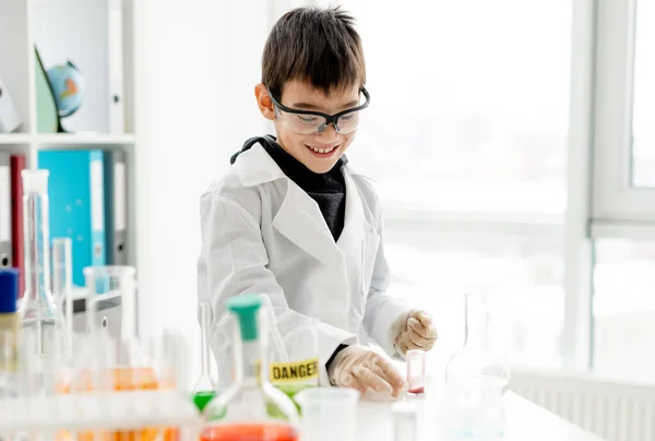 Chico Escuela Usando Anteojos Protección Haciendo Experimentos Química Clase Ciencias —  Fotos de Stock