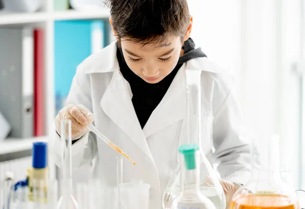 Chico Escuela Haciendo Experimento Químico Midiendo Líquidos Químicos Clase Ciencias —  Fotos de Stock