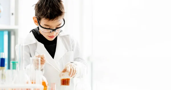 Niño Escuela Con Gafas Protección Haciendo Experimento Químico Clase Ciencias — Foto de Stock