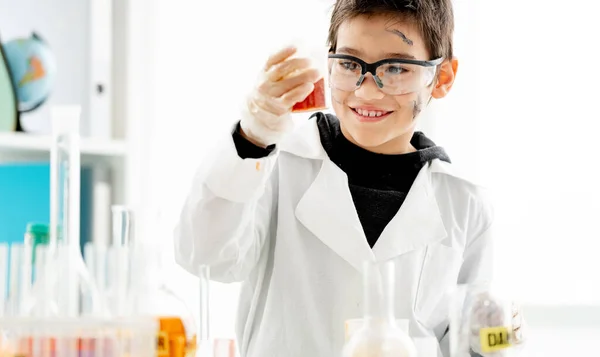 Niño Escuela Con Cara Sucia Con Gafas Protección Mirando Líquido — Foto de Stock