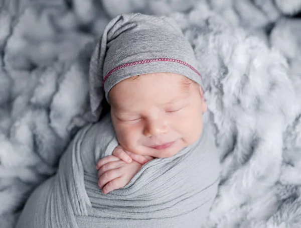 Roztomilý Novorozenec Zabalený Šedé Látce Spící Kožešinové Přikrývce Rozkošné Dítě — Stock fotografie