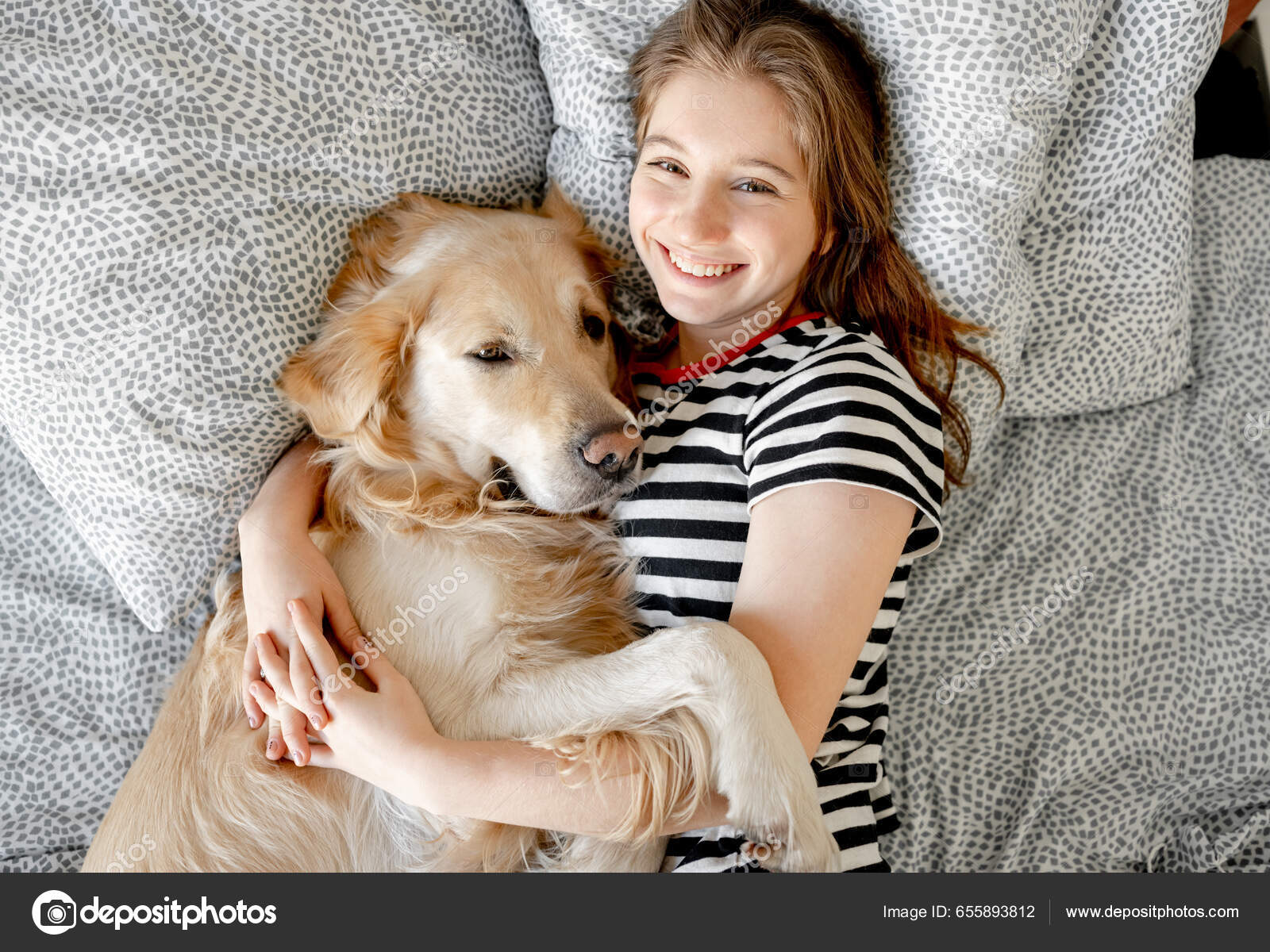 Hübsches Mädchen Umarmt Golden Retriever Hund Und Lächelt Bett Liegend -  Stockfotografie: lizenzfreie Fotos © tan4ikk 655893812 | Depositphotos