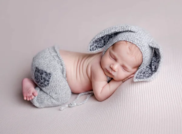 Leuke Pasgeboren Baby Jongen Slapend Konijnenoren Hoed Gebreide Broek Schattig — Stockfoto